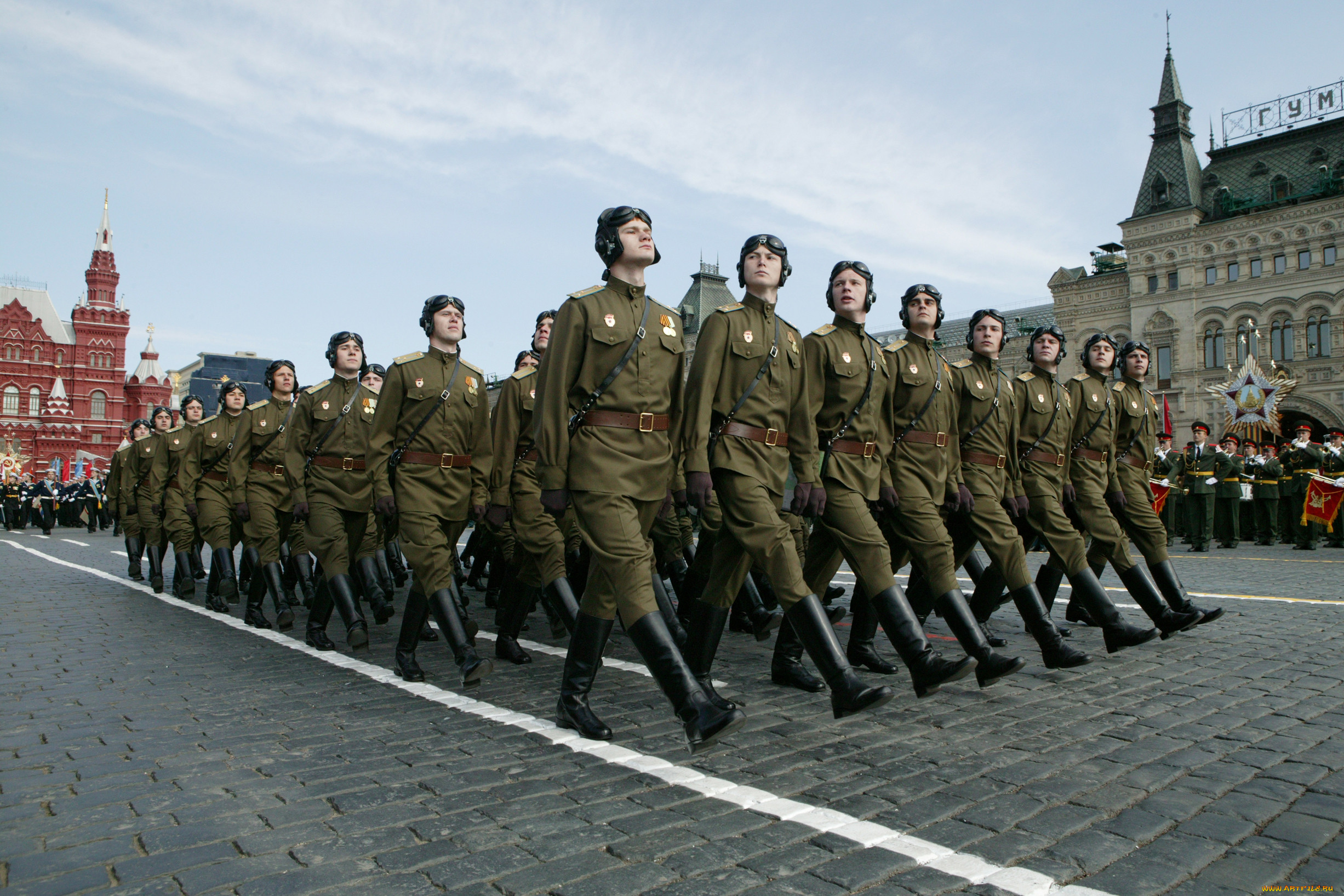 Марширующие солдаты на красной площади 9 мая